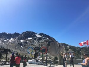 カナダ留学 おしゃれなビレッジ スリル満点の夏のウィスラーを楽しもう 留学 ワーキングホリデーなら留学ドットコム